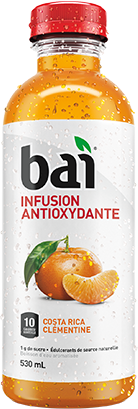 Bouteille de boisson Bai « clementine» remplie d’un liquide violet et avec un bouchon rouge. Sur l’étiquette, on peut lire « Infusion antioxydante Bai, 10 calories/bouteille ».