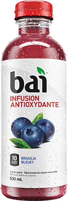 Bouteille de boisson Bai « Brasilia Bleuet » remplie d’un liquide violet et avec un bouchon rouge. Sur l’étiquette, on peut lire « Infusion antioxydante Bai, 10 calories/bouteille ».