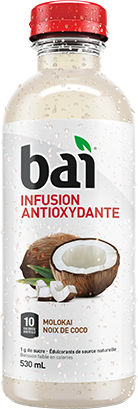 Bouteille de boisson Bai « Molokai Noix de coco » remplie d’un liquide blanc et avec un bouchon rouge. Sur l’étiquette, on peut lire « Infusion antioxydante Bai, 10 calories/bouteille ».