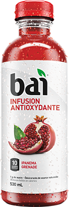 Bouteille de boisson Bai « Ipanema Grenade » remplie d’un liquide rouge et avec un bouchon rouge. Sur l’étiquette, on peut lire « Infusion antioxydante Bai, 10 calories/bouteille ».