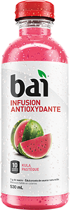 Bouteille de boisson Bai « Kula Pastèque » remplie d’un liquide rose et avec un bouchon rouge. Sur l’étiquette, on peut lire « Infusion antioxydante Bai, 10 calories/bouteille ».